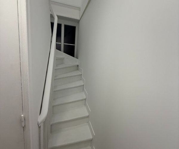 Escalier rénové avec peinture blanche et finitions soignées