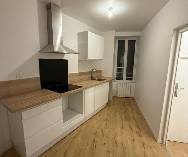 Cuisine rénovée avec mobilier moderne et installation électrique neuve