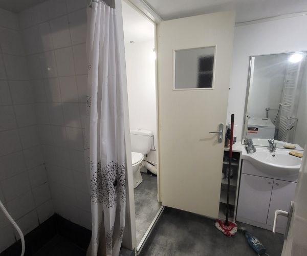 Ancienne salle de bains avant rénovation plomberie et aménagement à Ver dans la Manche