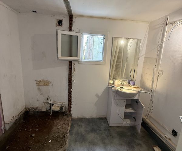 Chantier de rénovation de salle de bains avec plomberie en cours à Ver dans la Manche