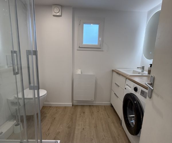 Salle de bains rénovée avec douche, meuble vasque et plomberie moderne à Ver dans la Manche